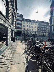 een rij fietsen geparkeerd op een stoep naast gebouwen bij ApartmentInCopenhagen Apartment 1183 in Kopenhagen