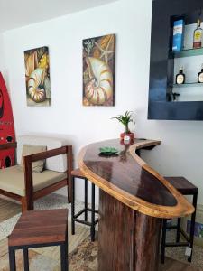 een woonkamer met een houten tafel en stoelen bij Riviera Bonfil in Acapulco