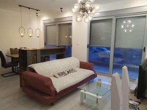 sala de estar con sofá y mesa en Beautiful apartment in Tivat en Tivat
