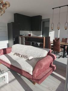 un sofá en una sala de estar con cocina en Beautiful apartment in Tivat, en Tivat