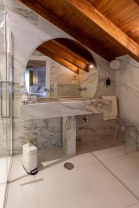 La salle de bains est pourvue d'un lavabo et d'un miroir. dans l'établissement Hotel Sol Boutique, à Santander