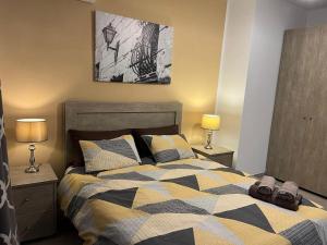 um quarto com uma cama grande e 2 candeeiros em Mediterranea 2 Bedroom Smart Apartment em St. Paul's Bay