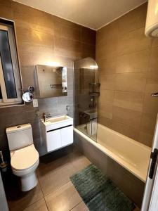 e bagno con servizi igienici, lavandino e doccia. di Mediterranea 2 Bedroom Smart Apartment a San Pawl il-Baħar