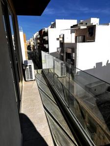 una finestra di un edificio con vista su un balcone. di Mediterranea 2 Bedroom Smart Apartment a San Pawl il-Baħar