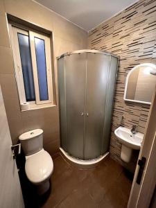 e bagno con doccia, servizi igienici e lavandino. di Mediterranea 2 Bedroom Smart Apartment a San Pawl il-Baħar