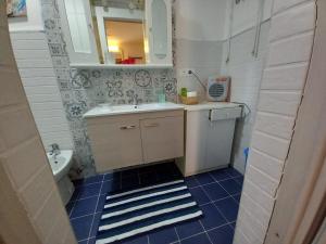 Baño pequeño con lavabo y espejo en Casa Campisi i Mori, en Marzamemi