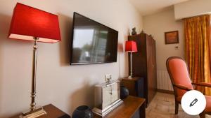 Televízia a/alebo spoločenská miestnosť v ubytovaní Maison de ville - 400m de la plage - grande terrasse, balcons, 4 chambres - 160m2