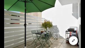Patio alebo iná vonkajšia časť ubytovania Maison de ville - 400m de la plage - grande terrasse, balcons, 4 chambres - 160m2