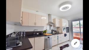 Kuchyňa alebo kuchynka v ubytovaní Maison de ville - 400m de la plage - grande terrasse, balcons, 4 chambres - 160m2
