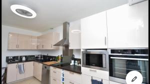 Kuchyňa alebo kuchynka v ubytovaní Maison de ville - 400m de la plage - grande terrasse, balcons, 4 chambres - 160m2