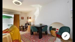 Posedenie v ubytovaní Maison de ville - 400m de la plage - grande terrasse, balcons, 4 chambres - 160m2