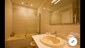 Kúpeľňa v ubytovaní Maison de ville - 400m de la plage - grande terrasse, balcons, 4 chambres - 160m2