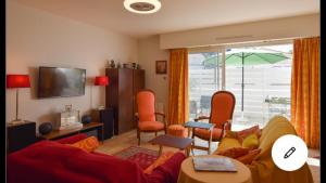 Televízia a/alebo spoločenská miestnosť v ubytovaní Maison de ville - 400m de la plage - grande terrasse, balcons, 4 chambres - 160m2