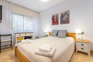 Säng eller sängar i ett rum på 098 Apartamento acogedor con el balcón y wifi
