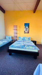 מיטה או מיטות בחדר ב-Wasserskianlage Eilenburg