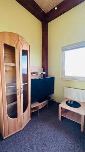 a room with a large wooden cabinet and a window at Wasserskianlage Eilenburg in Eilenburg