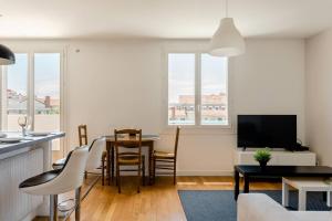 uma cozinha e sala de estar com mesa e cadeiras em LET'S - 50 m² - T2 Part Dieu / centre - Wifi em Lyon