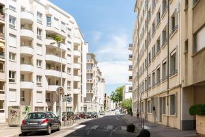 una calle de la ciudad con edificios y un coche aparcado en la calle en LET'S - 50 m² - T2 Part Dieu / centre - Wifi en Lyon