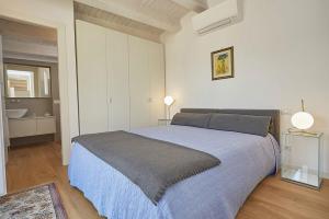 um quarto com uma cama grande e uma casa de banho em La Martorana, Luxury apartment with terrace em Palermo