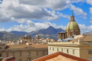 uma vista para uma cidade com uma cúpula sobre um edifício em La Martorana, Luxury apartment with terrace em Palermo