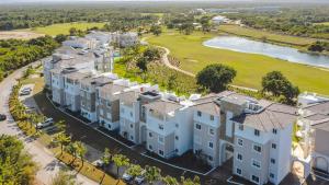 una vista aérea de un edificio con campo de golf en Cozy 1BDR with Pool Golf View in Hard Rock Golf en Punta Cana