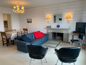 - un salon avec un canapé, une table et une cheminée dans l'établissement Appt de 6 pers - Vu mer proche centre-ville, à Le Touquet-Paris-Plage