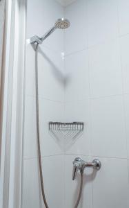 y baño con ducha con cabezal de ducha. en A Casa Antiga do Monte Apartamentos Turísticos - Pontecesures en Padrón