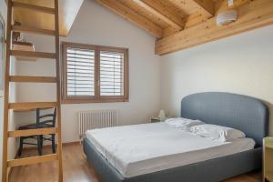 - une chambre avec des lits superposés et une échelle dans l'établissement Ambiente B21, à Bettmeralp