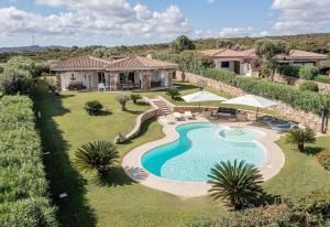 Výhled na bazén z ubytování Villa Ivana presso il residence Perle dell'arcipelago Capo D'orso nebo okolí