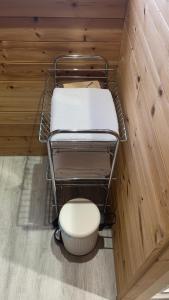 einen Handtuchhalter mit WC im Zimmer in der Unterkunft Heatherbrae Cosy Wooden Pod in Kyle of Lochalsh