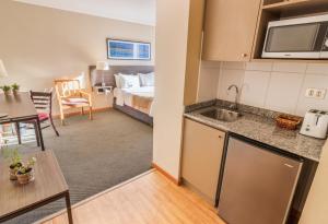 cocina y sala de estar en una habitación de hotel en Geotel Calama, en Calama