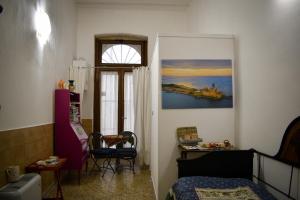 1 dormitorio con cama, mesa y ventana en Bed & Breakfast Mare Nostrum, en Brindisi