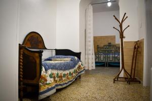 ein Schlafzimmer mit einem Bett und einem Tisch in einem Zimmer in der Unterkunft Bed & Breakfast Mare Nostrum in Brindisi