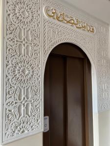 een toegang tot een gebouw met een sierlijke metalen deur bij Dar Tazi - Medina View in Fès