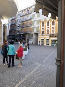 un grupo de personas de pie en una calle de la ciudad en LA DIMORA DI MARIA, en Ortona
