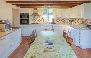 Grands ChampsにあるNice Home In Eglise Neuve D'issacのキッチン(テーブル、椅子、シンク付)