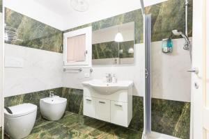 Koupelna v ubytování Dimora Le Tre Muse Guesthouse + 37 fotografií
