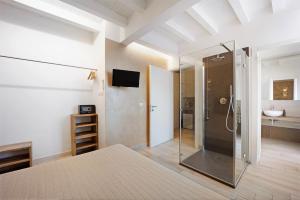 アルベンガにあるAmaのベッドルーム(ガラス張りのシャワー、テレビ付)