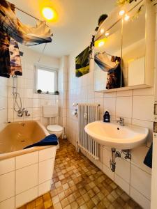 bagno con lavandino, vasca e servizi igienici di Apartment Alexandra - Handwerker willkommen, Parkplatz, Küche, WLAN a Malterdingen