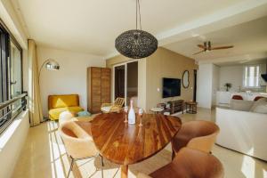 TV a/nebo společenská místnost v ubytování Torre Levante - 23º by Inmobiliaria Milonas