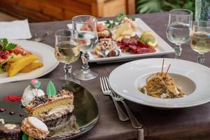 stół z talerzami jedzenia i kieliszkami wina w obiekcie Club Esse Palmasera w mieście Cala Gonone