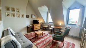 salon z kanapą i stołem w obiekcie La Villa Médicis, maison familiale pour 6 personnes w mieście Le Crotoy
