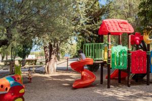 plac zabaw ze zjeżdżalnią w parku w obiekcie Club Esse Palmasera w mieście Cala Gonone