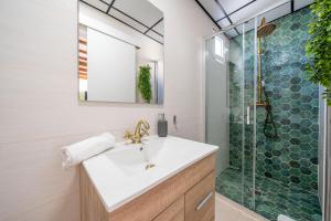 y baño con lavabo y ducha. en OLD TOWN - Cozy Apartment, en Málaga