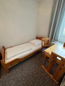 een kleine slaapkamer met een bed en een tafel bij Möwe in Burgtiefe auf Fehmarn 