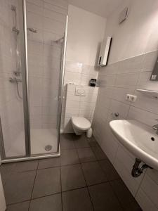 La salle de bains est pourvue d'une douche, de toilettes et d'un lavabo. dans l'établissement Möwe, à Burgtiefe auf Fehmarn 