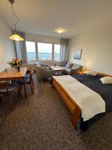 une chambre d'hôtel avec un grand lit et un salon dans l'établissement Möwe, à Burgtiefe auf Fehmarn 