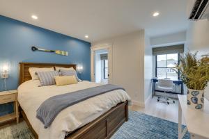 普羅溫斯敦的住宿－Provincetown Vacation Rental Pet Friendly!，一间卧室设有一张床和蓝色的墙壁