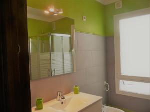 y baño con lavabo y espejo. en Casa / Apartamento Azahar, en Ronda