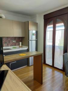 cocina con encimera y nevera en Casa / Apartamento Azahar, en Ronda